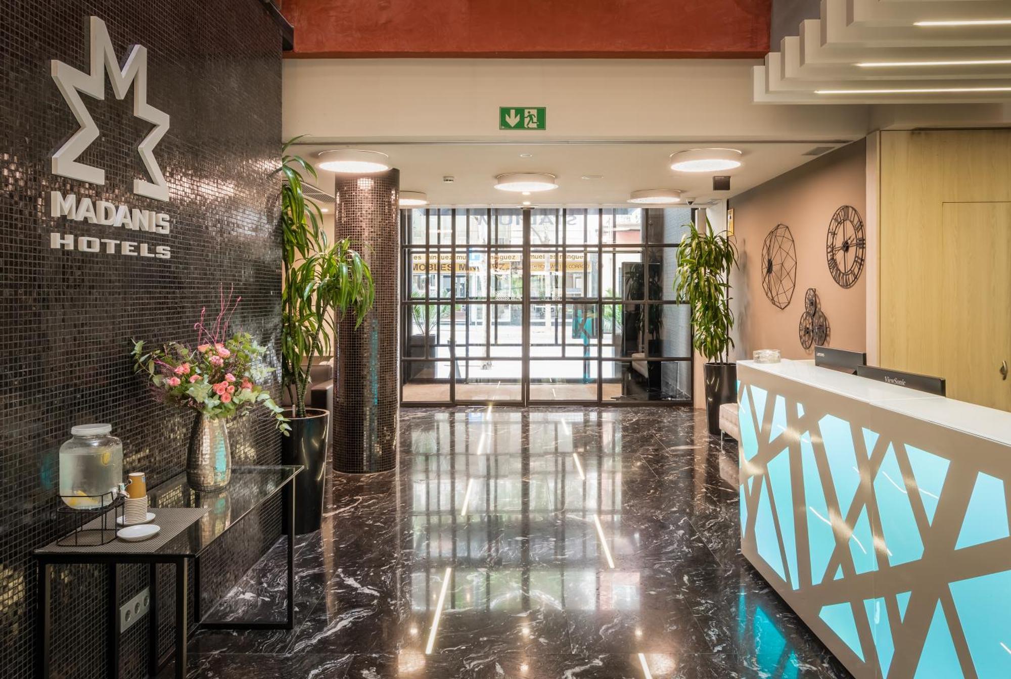 Arya Stadium Hotel — Fotos 1